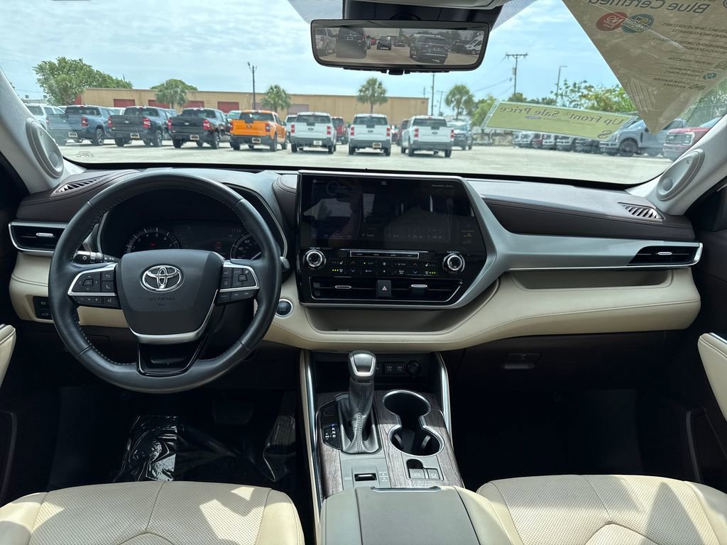 Used 2021 Toyota Highlander Platinum FWD image 5