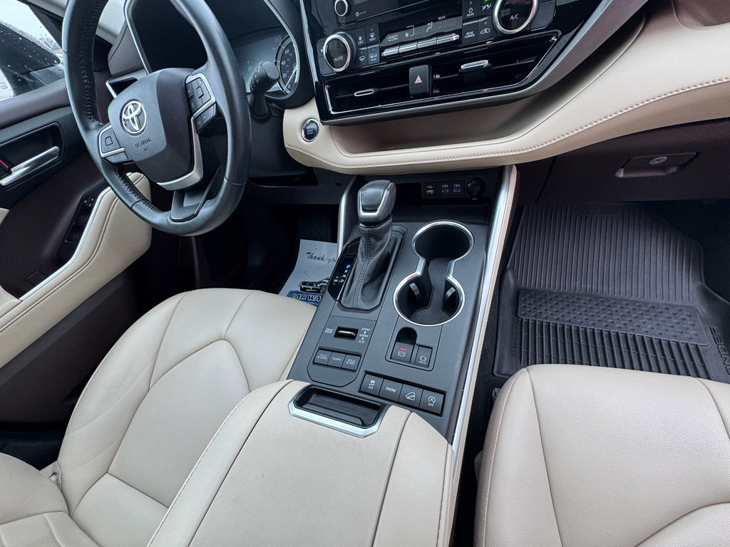 Used 2022 Toyota Highlander XLE AWD/4WD image 14