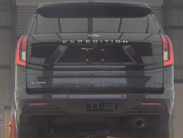 Certified 2025 Ford Expedition Active AWD/4WD image 3