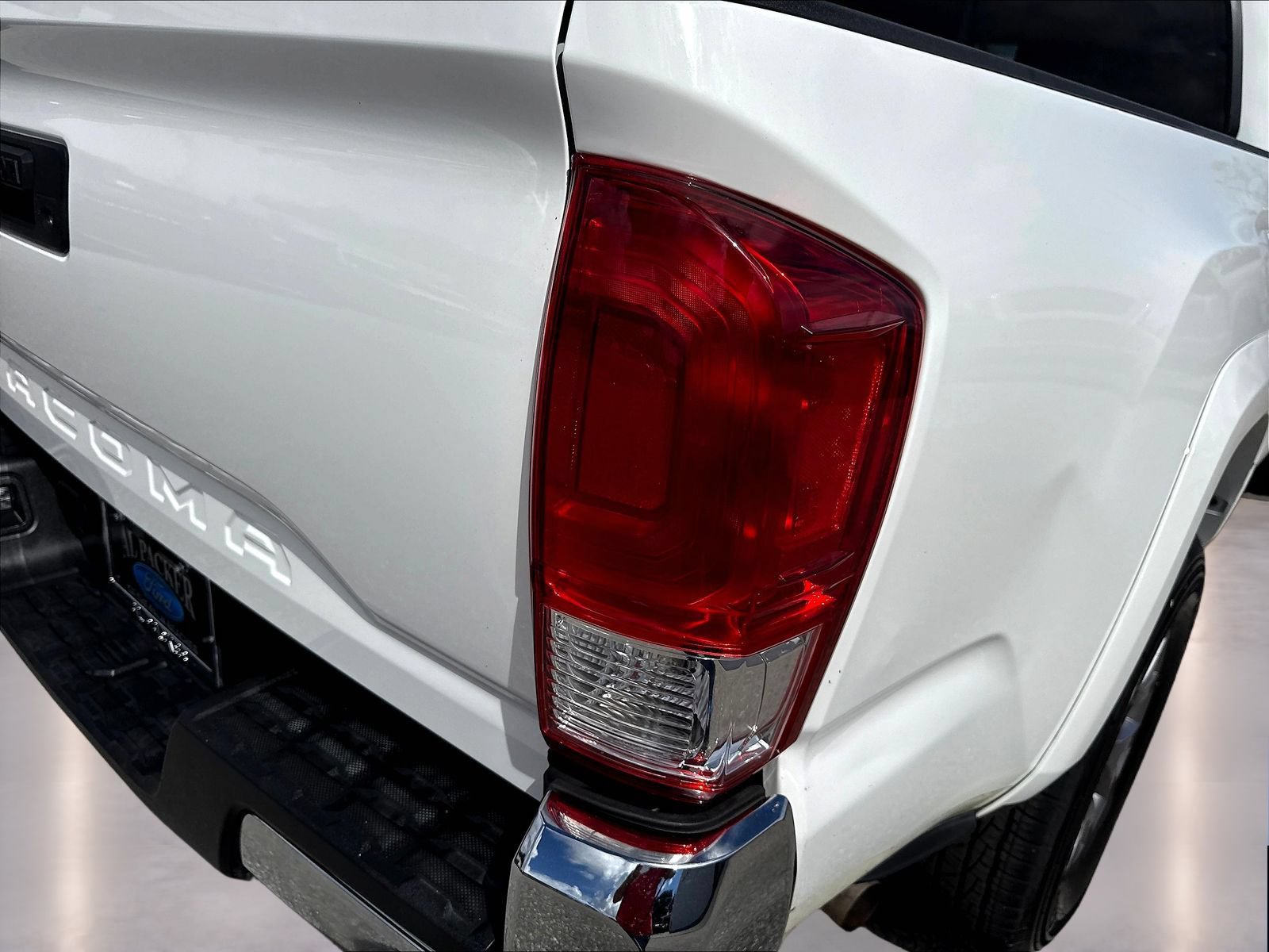 Used 2017 Toyota Tacoma SR5 w/ SR5 Appearance Package (SM) RWD image 28