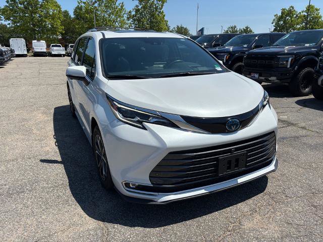 Used 2025 Toyota Sienna Platinum AWD/4WD image 3