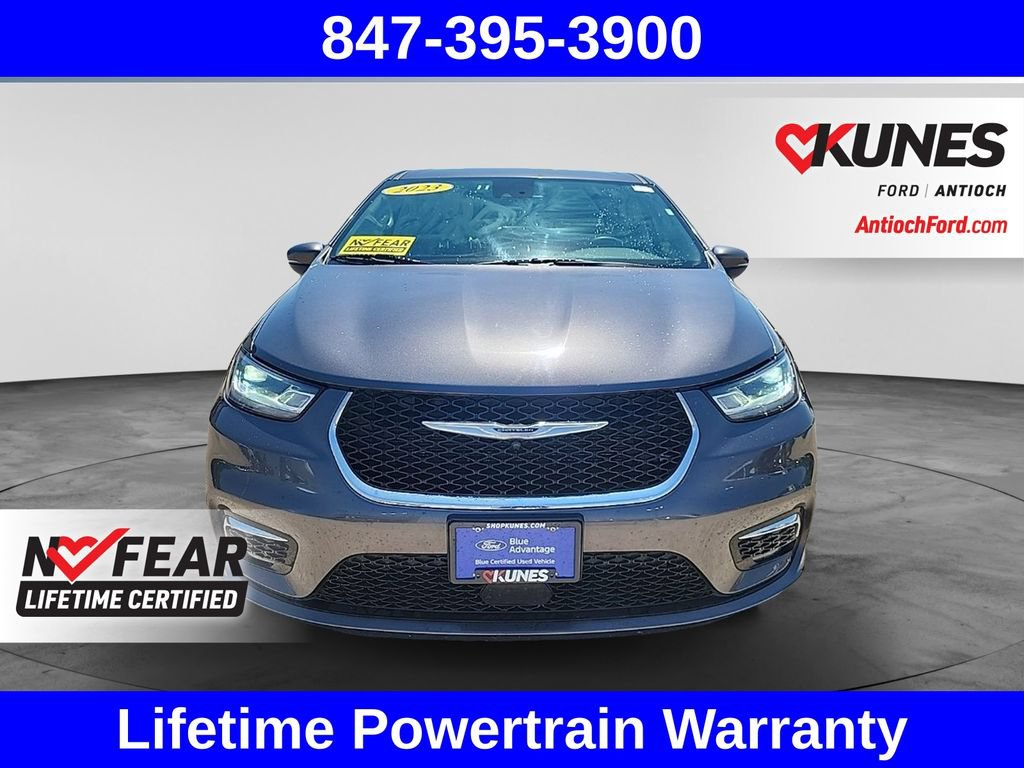 Used 2023 Chrysler Pacifica Touring-L FWD image 2