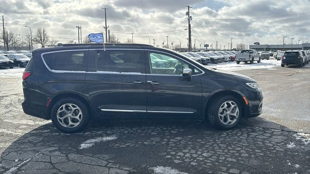 Used 2022 Chrysler Pacifica Limited image 9