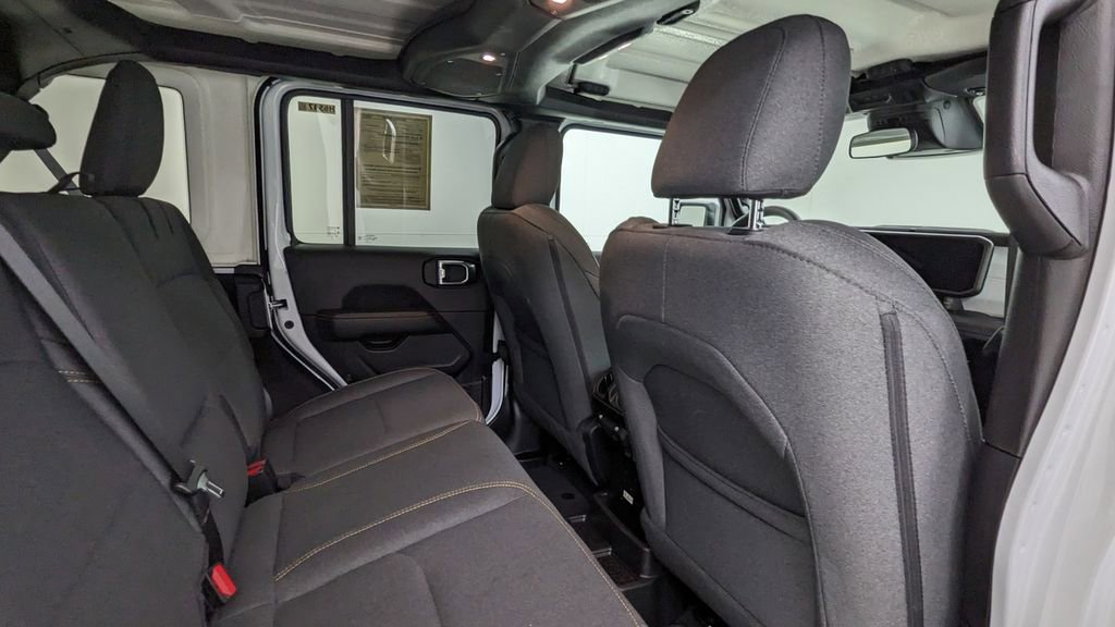 Used 2025 Jeep Wrangler Unlimited Sahara AWD/4WD image 35