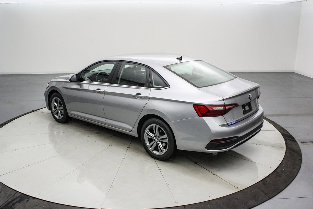 Used 2024 Volkswagen Jetta SE image 3