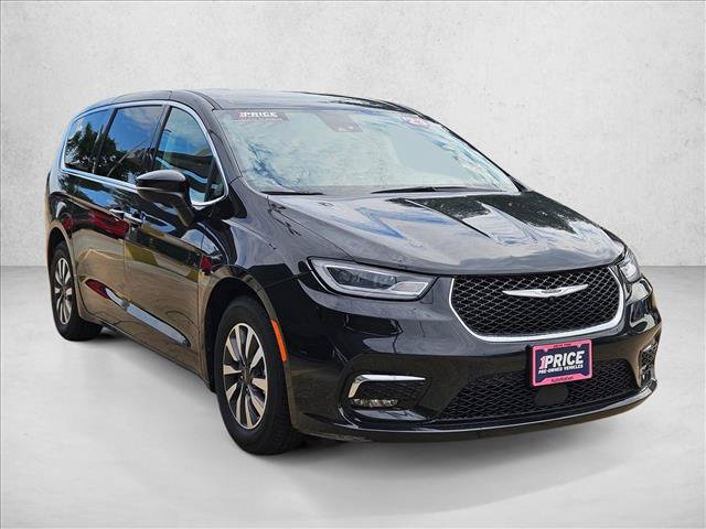Used 2023 Chrysler Pacifica Touring-L FWD image 3