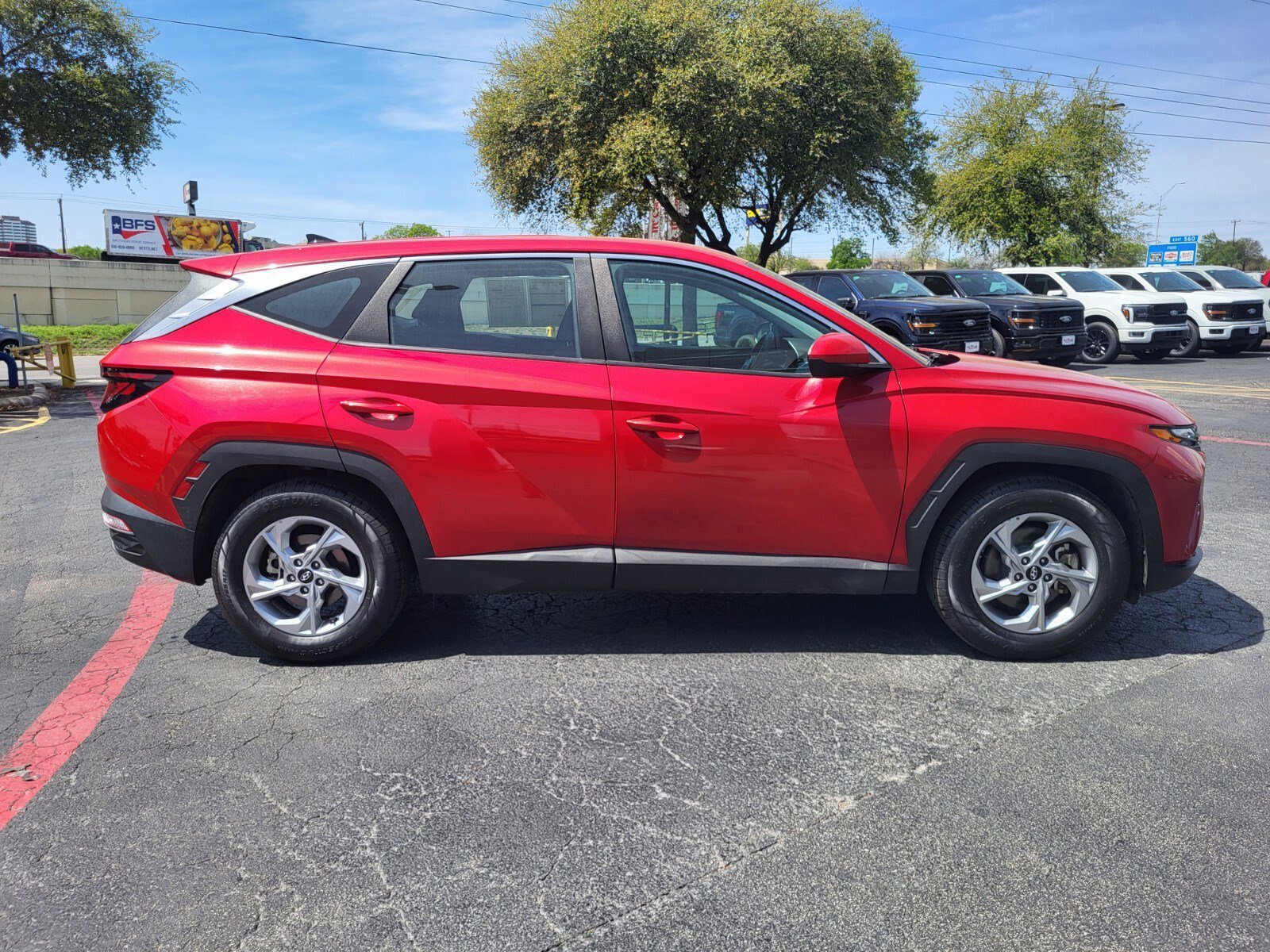 Used 2023 Hyundai Tucson SE image 2