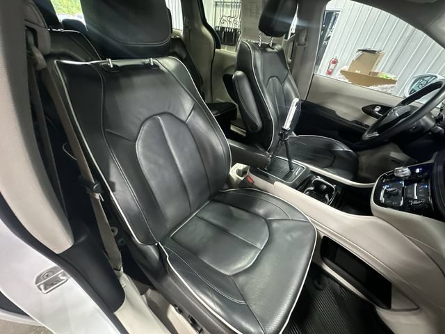 Used 2022 Chrysler Pacifica Limited AWD/4WD image 32