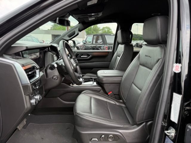 Used 2025 GMC Yukon XL Denali AWD/4WD image 9