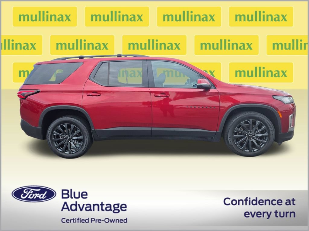 Used 2023 Chevrolet Traverse RS FWD image 2