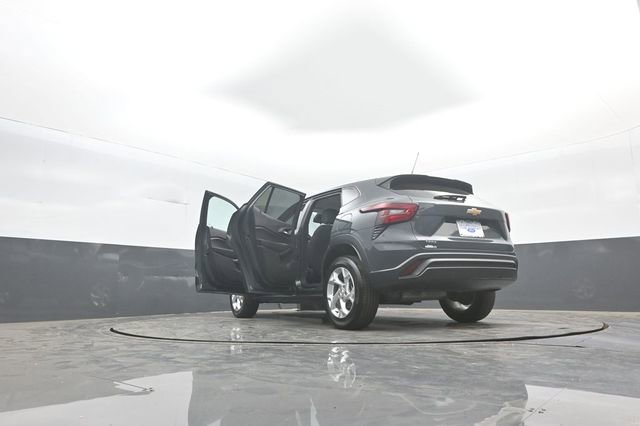 Used 2025 Chevrolet Trax LS w/ LS Convenience Package image 35