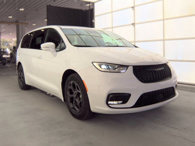 Used 2022 Chrysler Pacifica Touring-L w/ Uconnect Theater Family Group FWD image 2