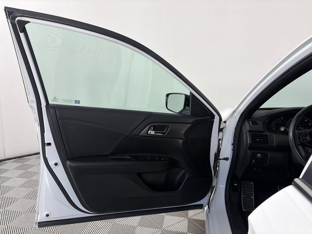 Used 2017 Honda Accord Sport image 10