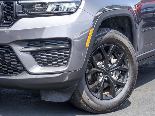 Used 2024 Jeep Grand Cherokee Altitude AWD/4WD image 4