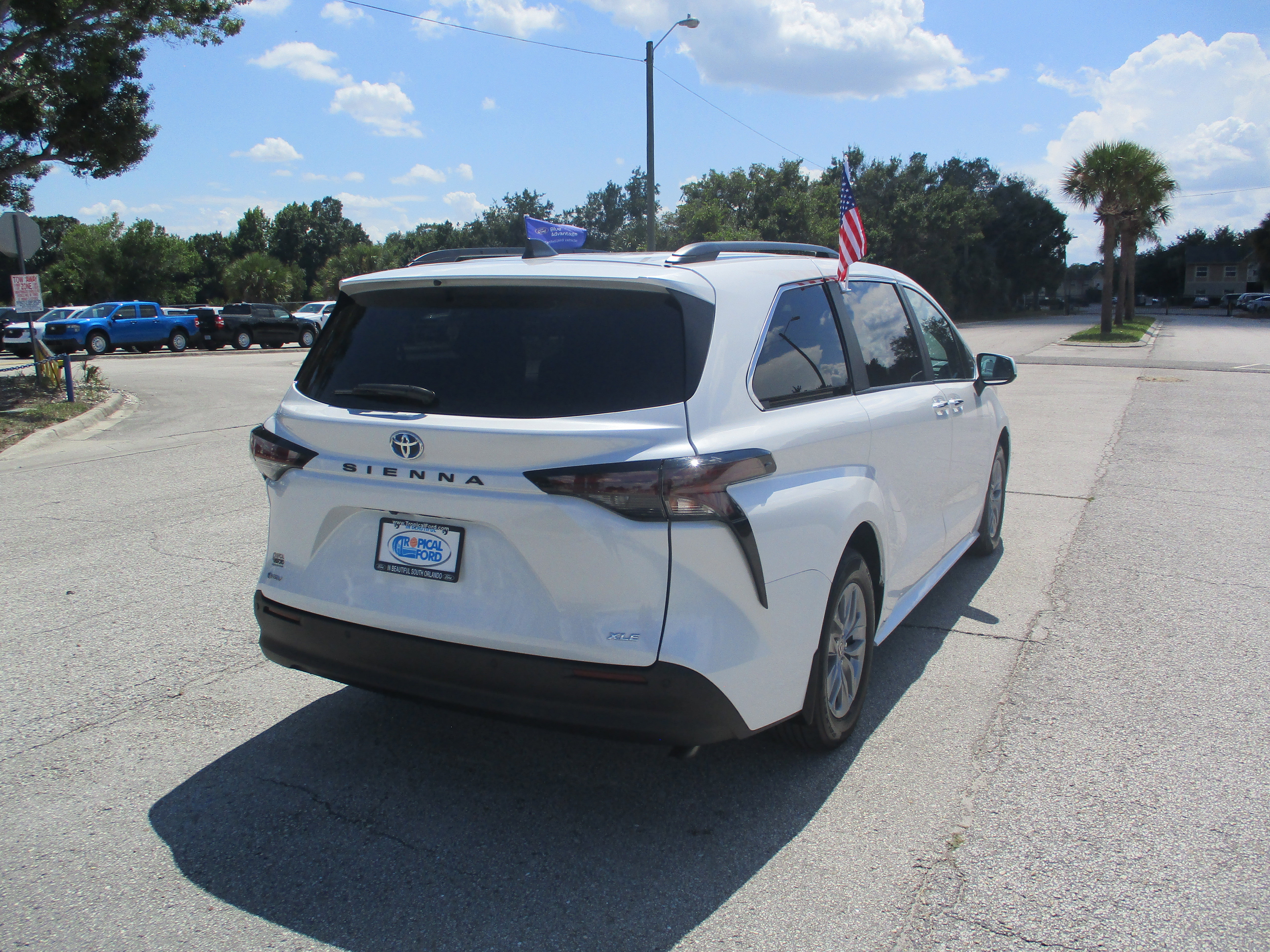 Used 2025 Toyota Sienna XLE FWD image 7