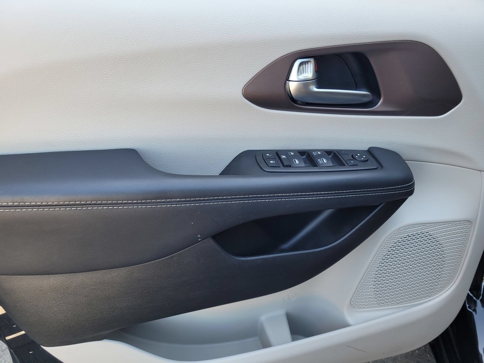 Used 2024 Chrysler Voyager LX FWD image 16