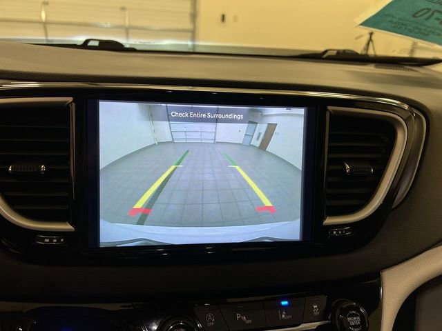 Used 2023 Chrysler Pacifica Touring-L image 15