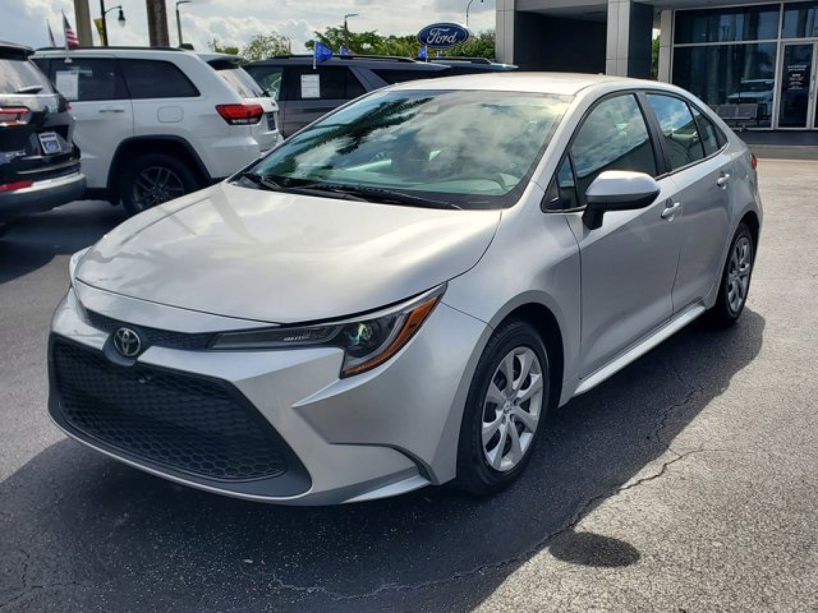 Used 2021 Toyota Corolla LE image 3