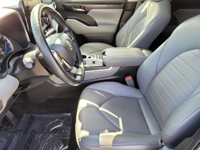 Used 2022 Toyota Highlander XLE AWD/4WD image 16