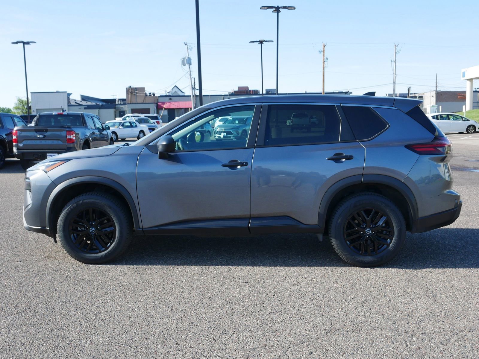 Used 2024 Nissan Rogue S AWD/4WD image 2