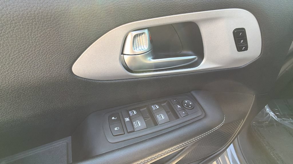 Used 2025 Chrysler Pacifica Limited FWD image 13