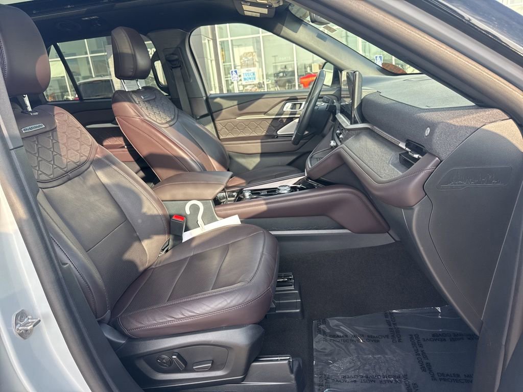 Certified 2025 Ford Explorer Platinum w/ LUX Leather Package image 34