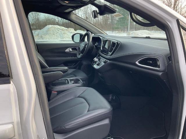 Used 2024 Chrysler Pacifica Touring-L w/ S Appearance Package image 30