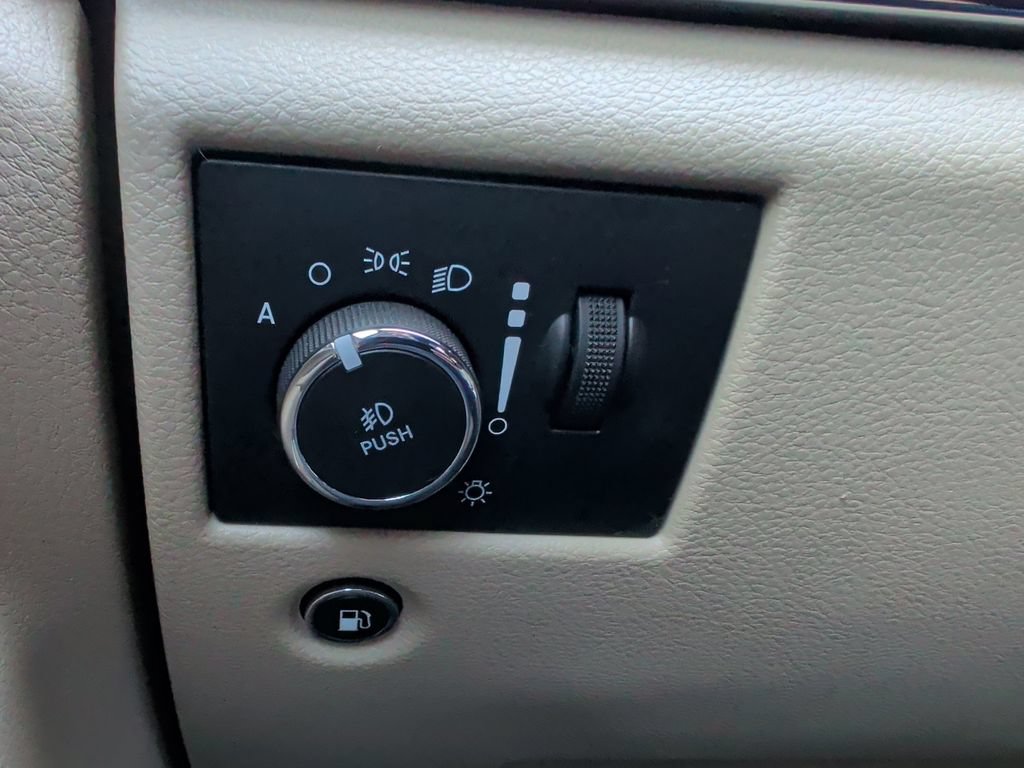 Used 2020 Jeep Grand Cherokee Overland AWD/4WD image 27