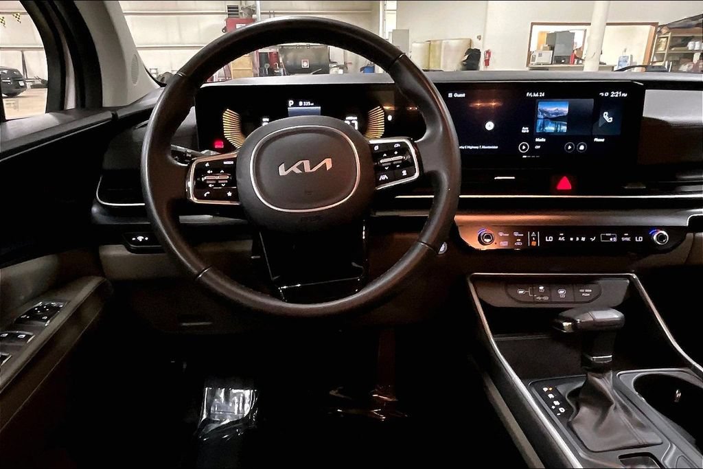 Used 2025 Kia Carnival FWD image 5