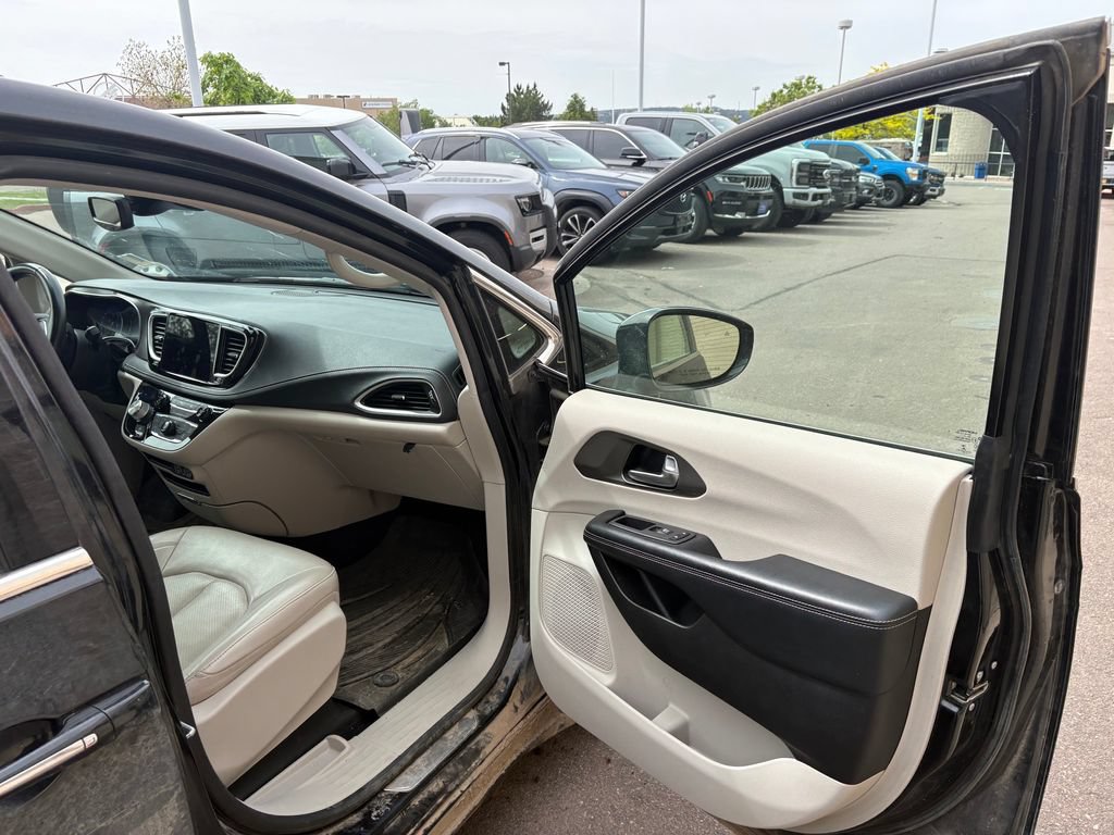 Used 2021 Chrysler Pacifica Touring-L AWD/4WD image 28