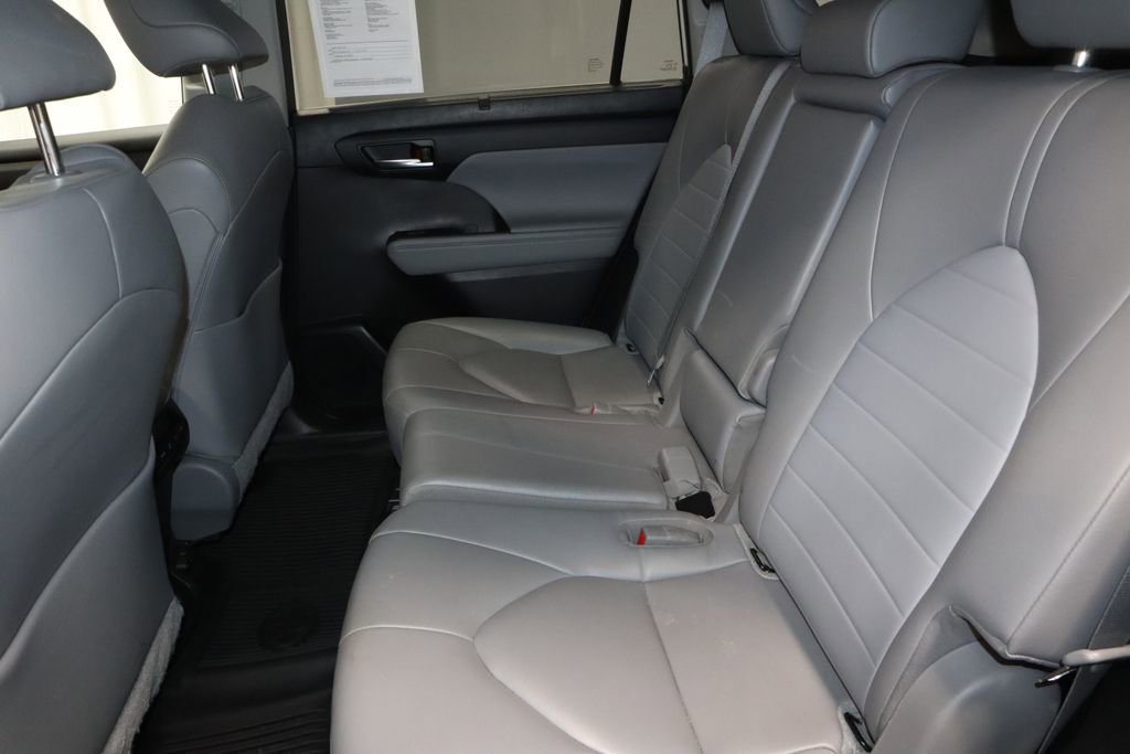 Used 2023 Toyota Highlander XLE FWD image 21