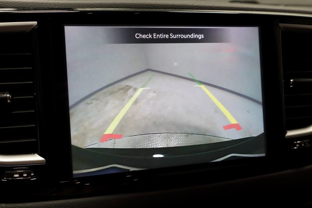 Used 2024 Chrysler Pacifica Touring-L FWD image 2
