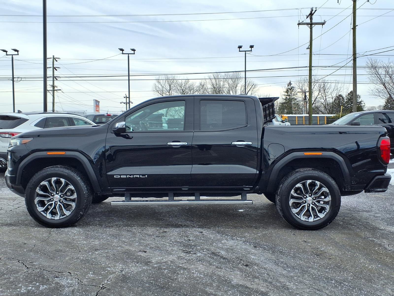 Used 2023 GMC Canyon Denali image 2