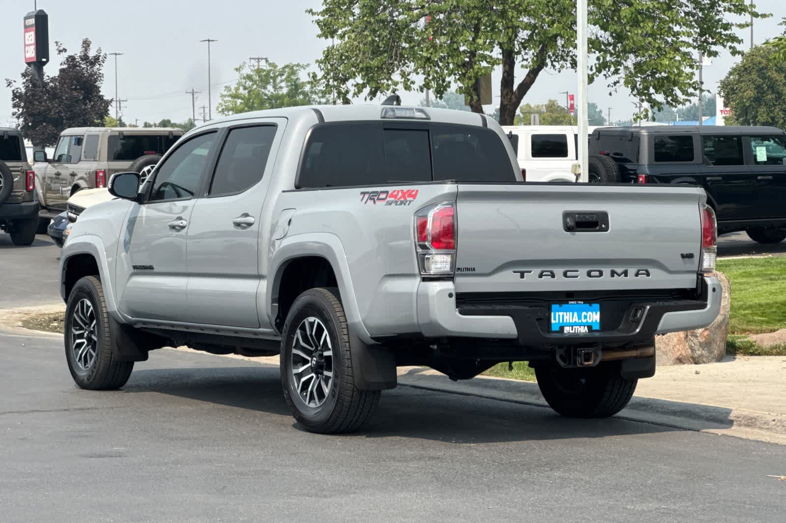 Used 2020 Toyota Tacoma TRD Sport w/ TRD Premium Sport Package AWD/4WD image 6