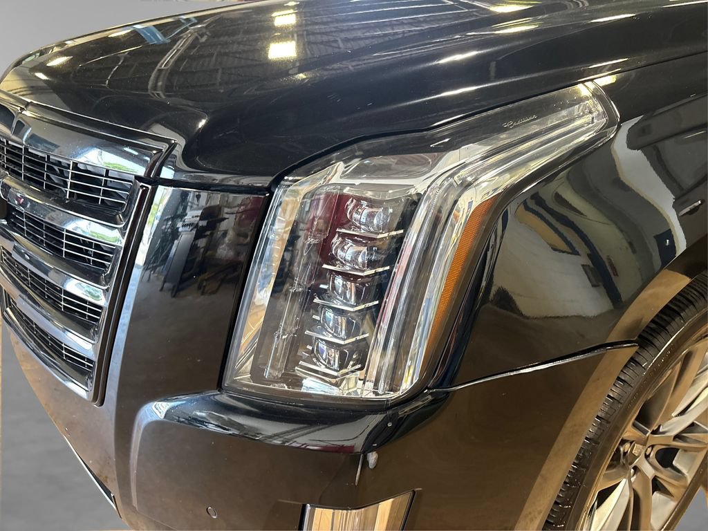 Used 2019 Cadillac Escalade Luxury w/ Escalade Sport Edition AWD/4WD image 21
