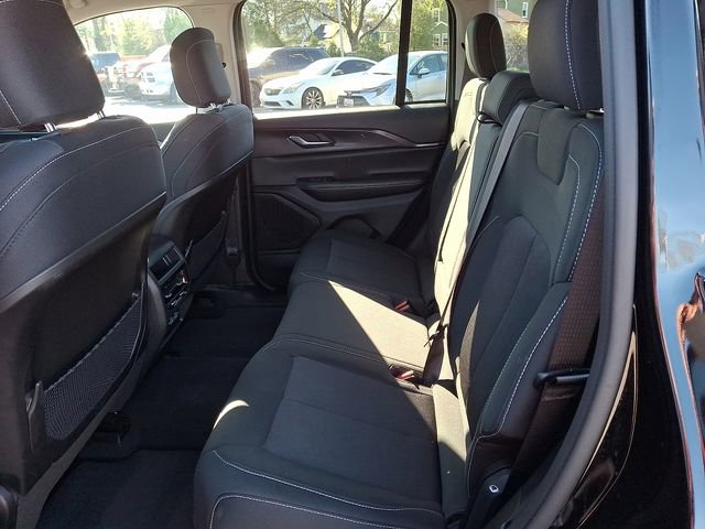 Used 2023 Jeep Grand Cherokee Laredo w/ Luxury Tech Group I AWD/4WD image 10