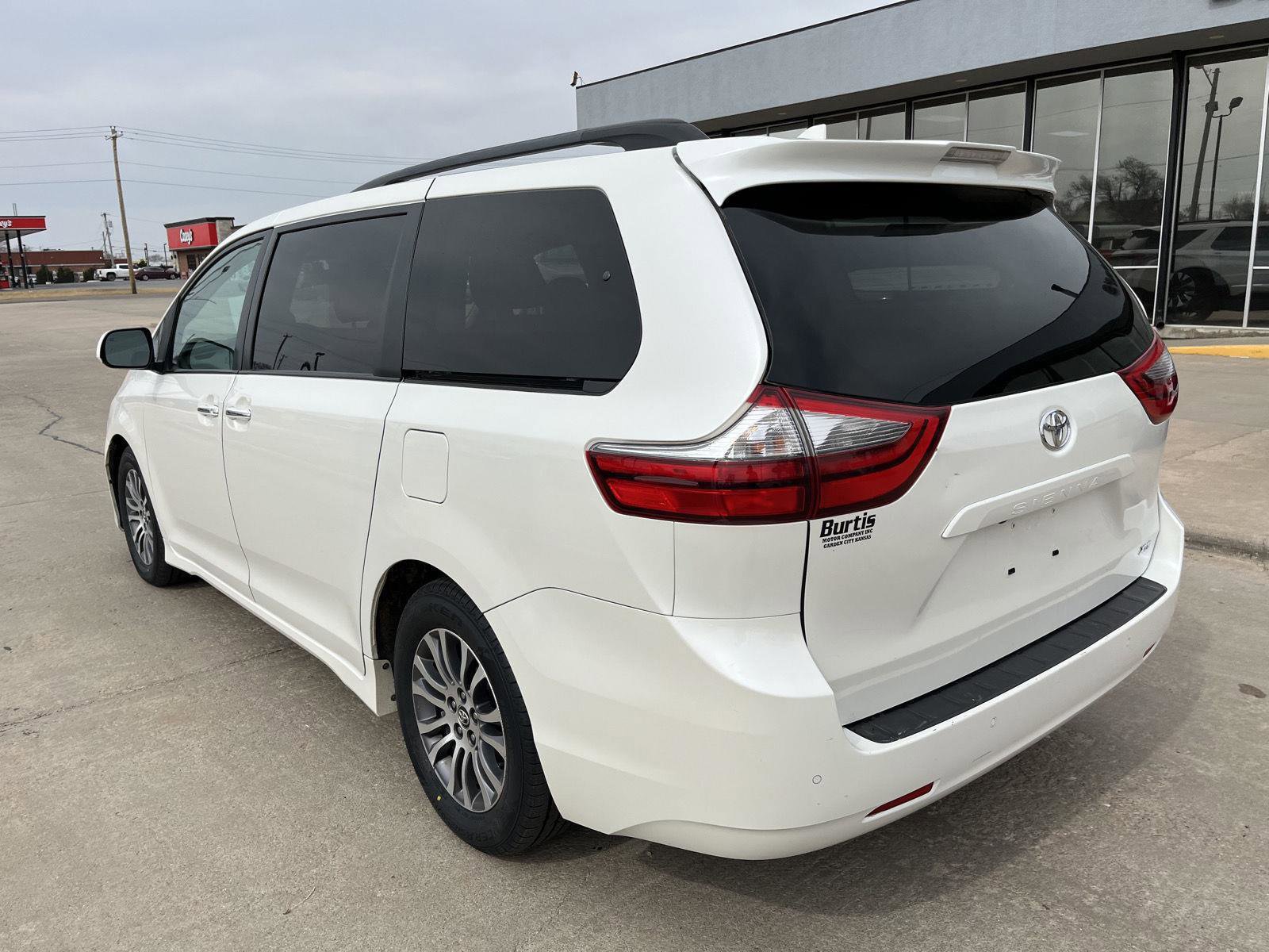 Used 2020 Toyota Sienna XLE w/ XLE Navigation Package image 6