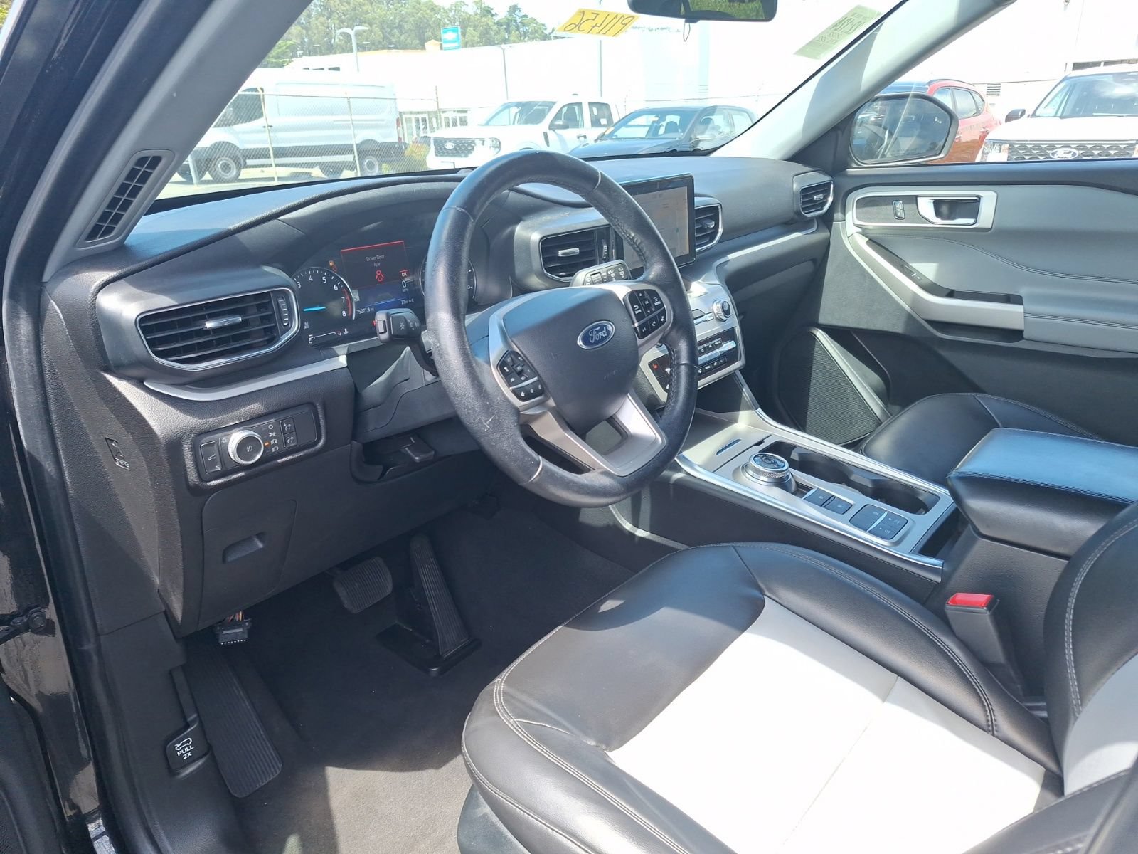 Certified 2022 Ford Explorer XLT w/ Equipment Group 202A RWD image 10