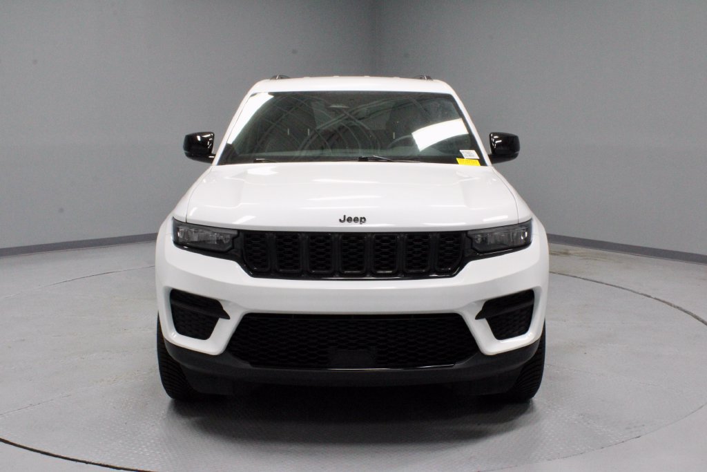 Used 2023 Jeep Grand Cherokee Altitude AWD/4WD image 5