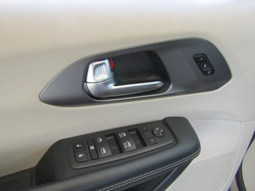 Used 2023 Chrysler Pacifica Touring-L FWD image 24