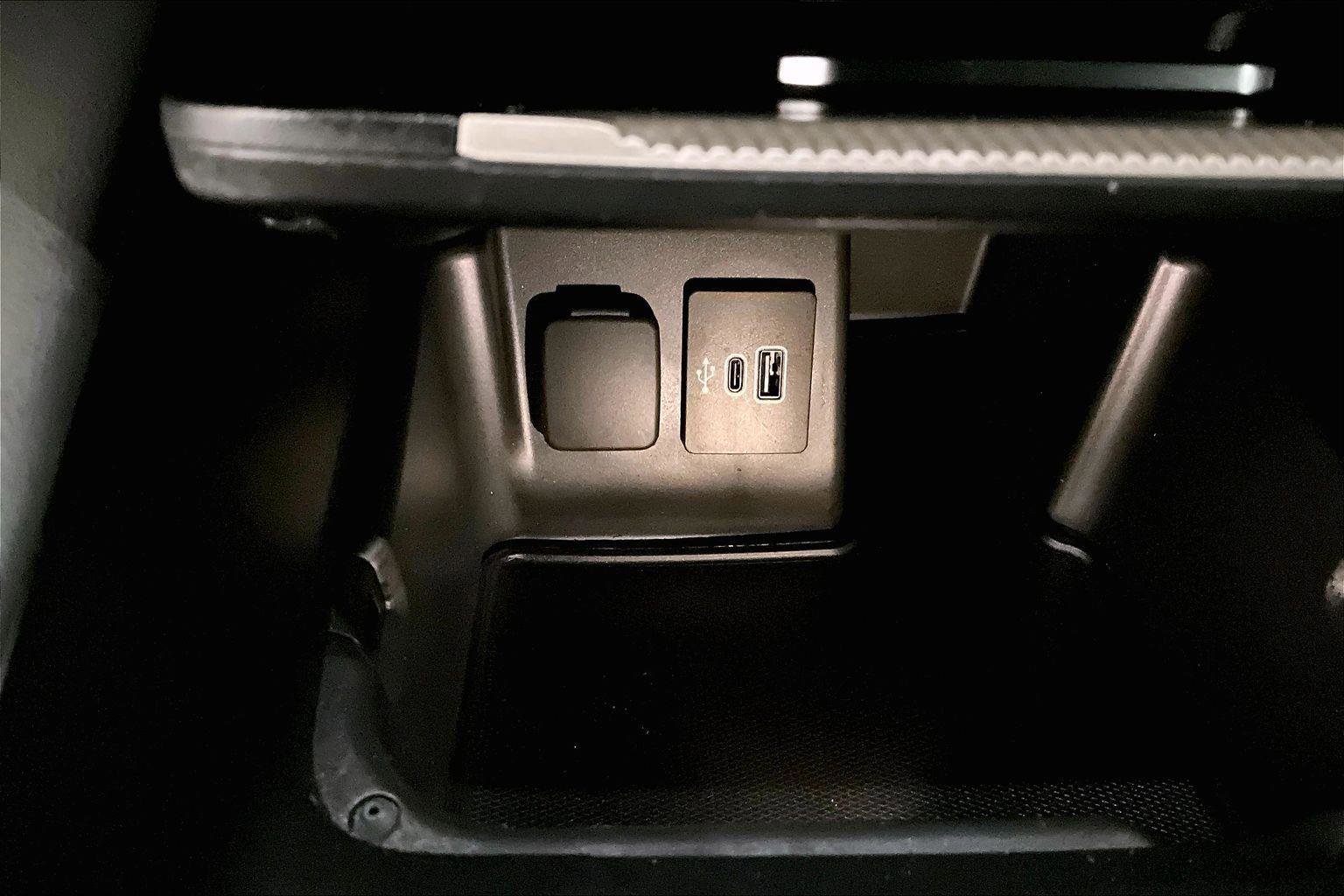 Certified 2025 Ford Explorer Active image 32