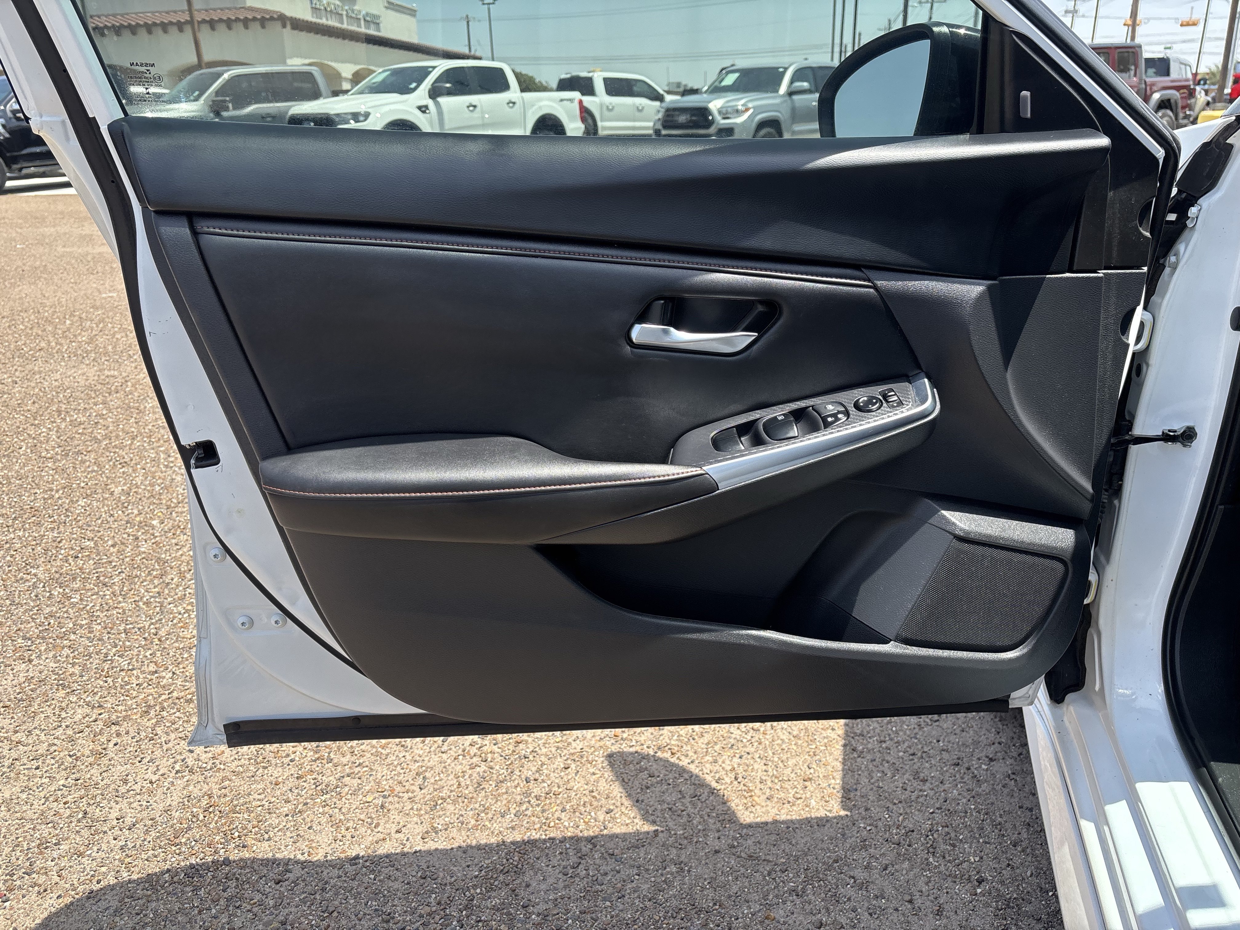 Used 2023 Nissan Sentra SR w/ Midnight Edition Package FWD image 9