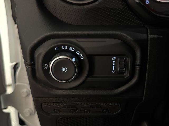 Used 2025 Jeep Wrangler Unlimited Rubicon w/ Safety Group AWD/4WD image 17
