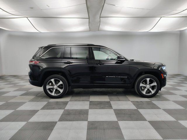 Used 2023 Jeep Grand Cherokee Limited AWD/4WD image 12