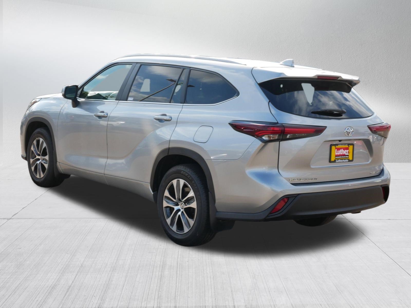 Used 2024 Toyota Highlander XLE AWD/4WD image 5