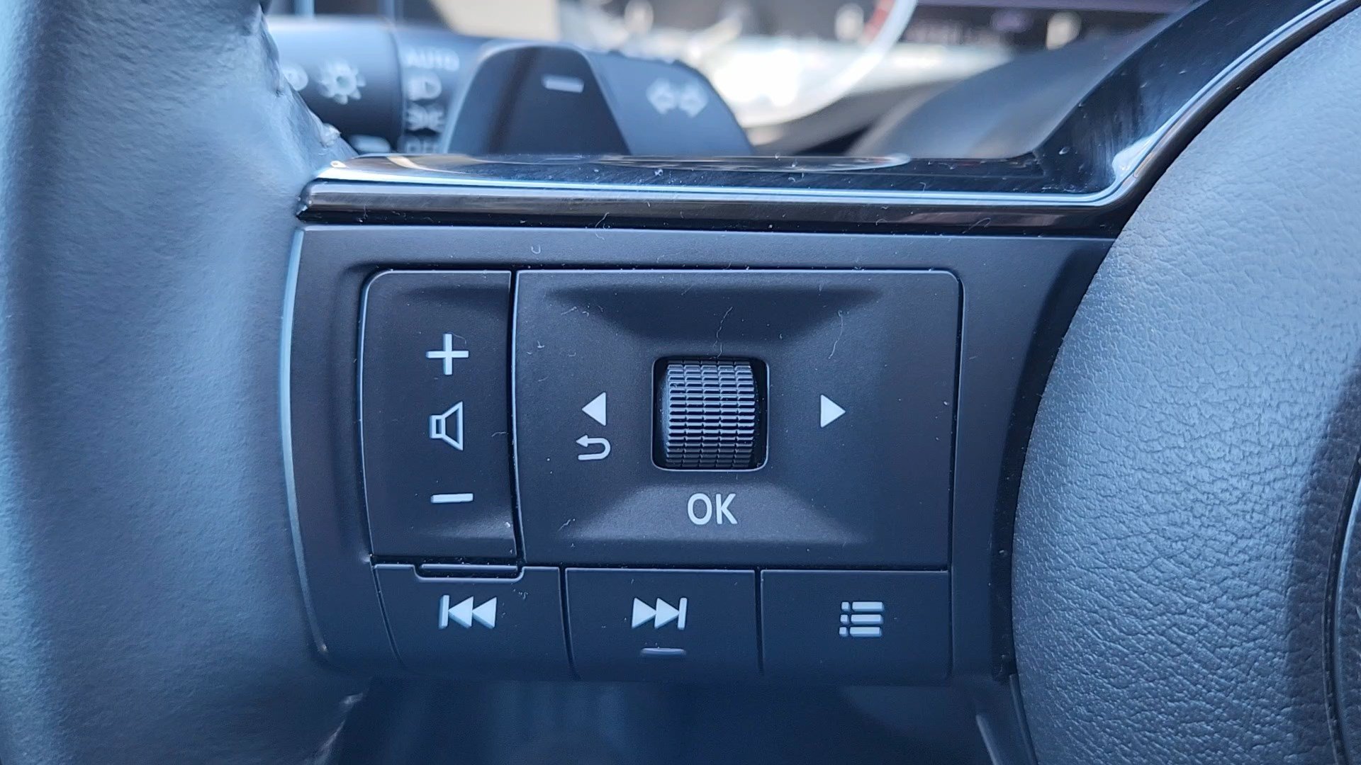 Used 2025 Nissan Pathfinder SL AWD/4WD image 12
