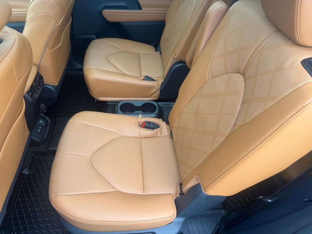 Used 2025 Toyota Highlander Platinum AWD/4WD image 32