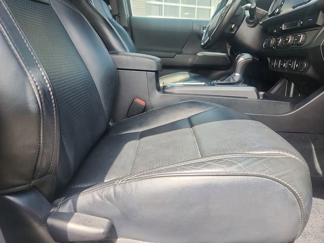 Used 2020 Toyota Tacoma TRD Sport w/ TRD Premium Sport Package AWD/4WD image 33