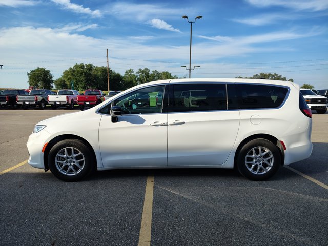 Used 2025 Chrysler Pacifica Select FWD image 4