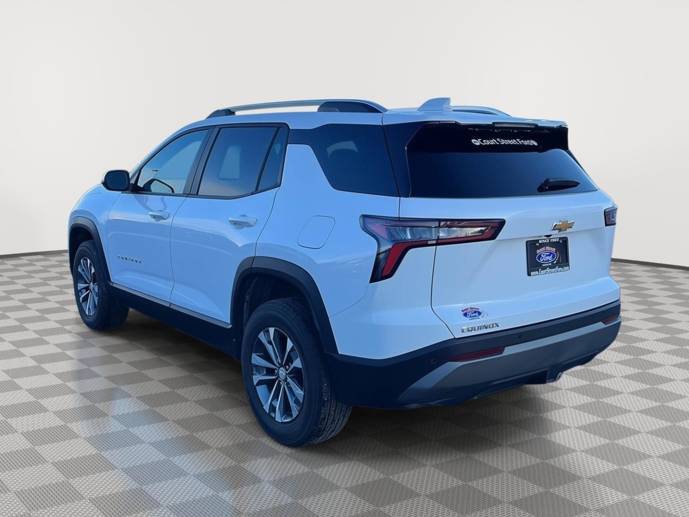 Used 2025 Chevrolet Equinox LT w/ Convenience Package II image 3